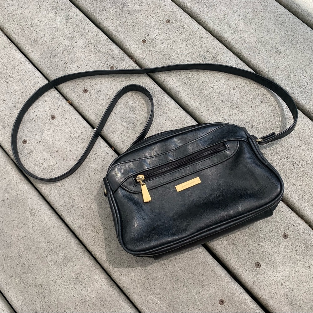 Vintage 90’s Black Leather Crossbody Bag w Pockets